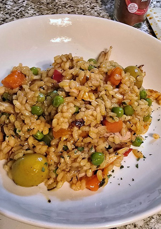 Una foto de Arroz con pollo panameño (a mi manera)
