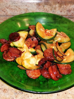 Una foto de Chorizo con calabacín