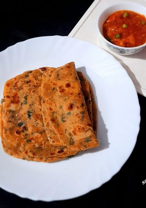 A picture of Methi And Bathua Paratha.