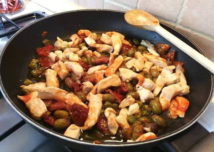 Steps to Prepare Award-winning Straccetti di petto di pollo alla mediterranea