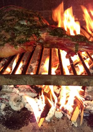 Una foto de Cordero a la provenzal ahumado y flambeado