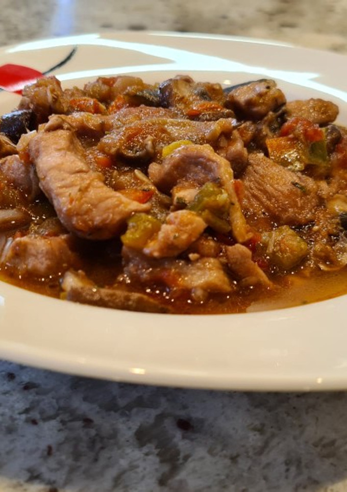 Una foto de Ratatouille con pollo