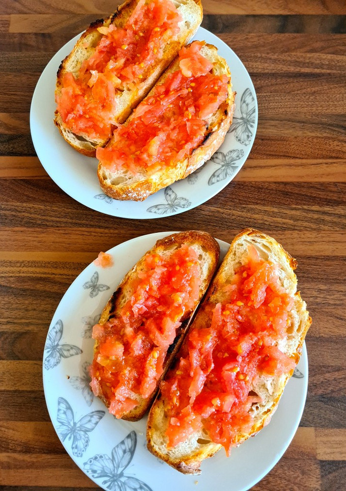 Una foto de Pan con tomate a MI manera🍞🍅
