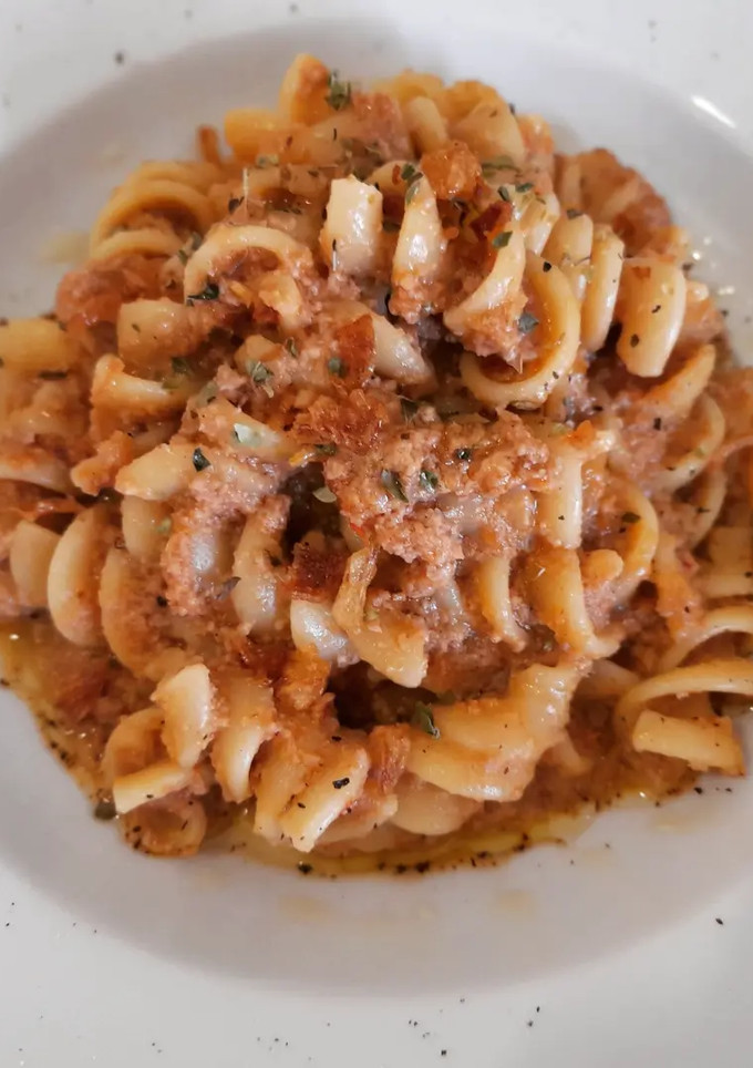 Una foto de Espirales con salsa cremosa de butifarra y pisto