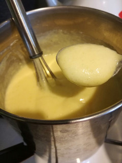 Una foto de Crema pastelera a mi manera. Sin fécula, sin azúcar