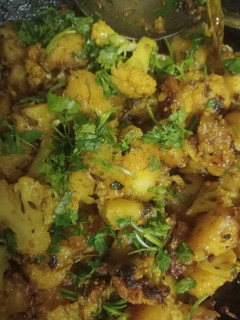गोभी आलू (Gobhi aloo recipe in hindi) रेसिपी मुख्य फोटो