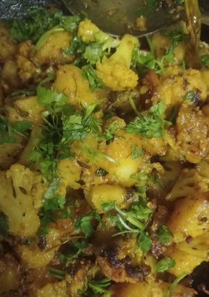 गोभी आलू (Gobhi aloo recipe in hindi) रेसिपी मुख्य फोटो