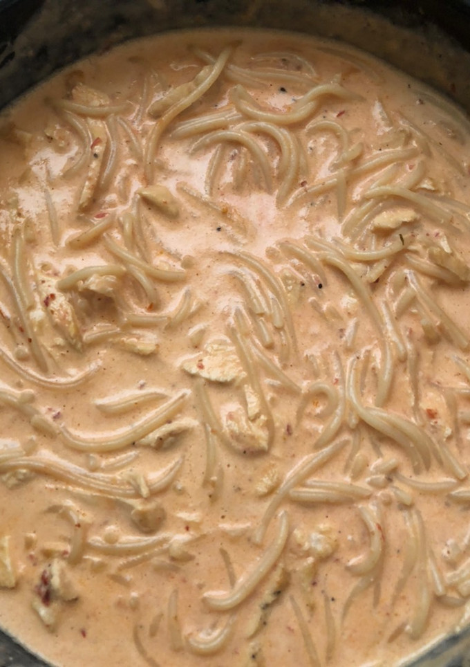 Una foto de Pasta con pollo al chipotle con crema y queso