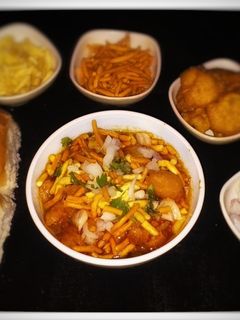 मिसल पाव (Misal pav recipe in hindi) रेसिपी मुख्य फोटो