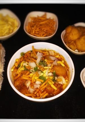मिसल पाव (Misal pav recipe in hindi) रेसिपी मुख्य फोटो
