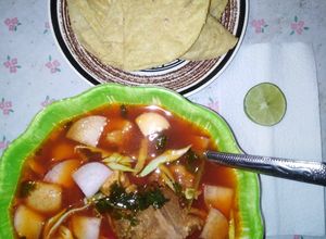 Una foto de Pozole rojo