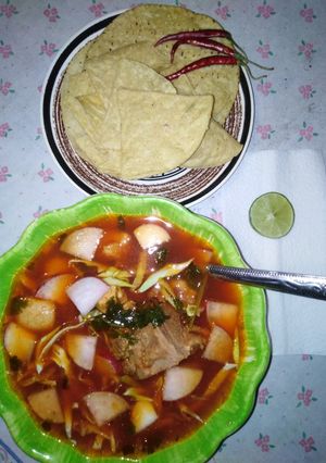 Una foto de Pozole rojo