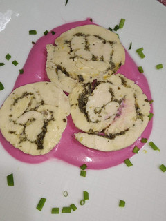 Foto di Rollè di petto di pollo con crema di feta e barbabietola rossa