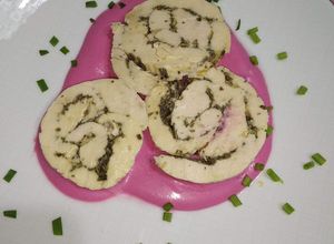 Foto di Rollè di petto di pollo con crema di feta e barbabietola rossa