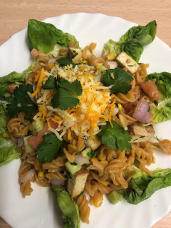 Una foto de 87. Ensalada fusilli de lentejas rojas y tofu (principal pasta)
