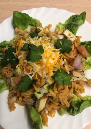 Foto principal de 87. Ensalada fusilli de lentejas rojas y tofu (principal pasta)