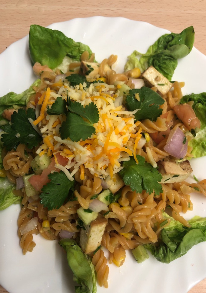 Una foto de 87. Ensalada fusilli de lentejas rojas y tofu (principal pasta)