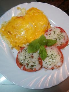 Una foto de Huevos fritos con cebolla y queso