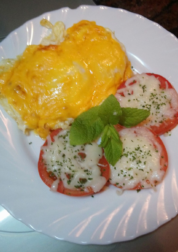 Una foto de Huevos fritos con cebolla y queso