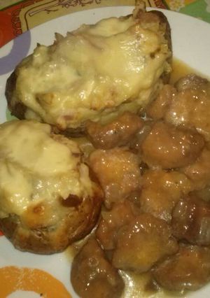 Una foto de Papas rellenas con nuggets de pollo en salsa de naranja