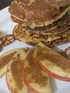 Una foto de Hot cakes integrales de avena, manzana y canela, ¡súper saludables!