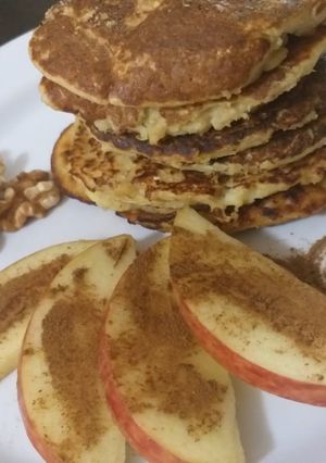 Una foto de Hot cakes integrales de avena, manzana y canela, ¡súper saludables!