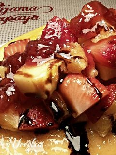 Una foto de Pijama de papaya con fresas y naranjas