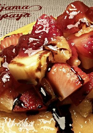 Una foto de Pijama de papaya con fresas y naranjas