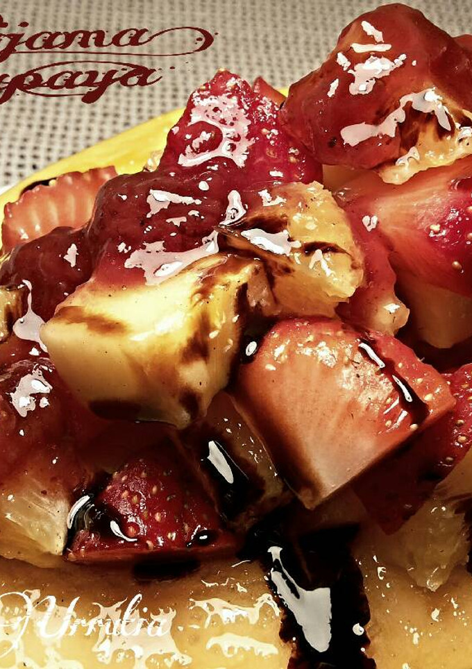 Una foto de Pijama de papaya con fresas y naranjas