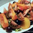 Ensalada de tomates y frutas de temporada