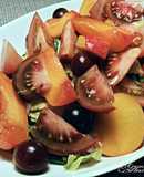 Ensalada de tomates y frutas de temporada