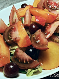 Una foto de Ensalada de tomates y frutas de temporada