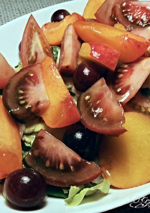 Foto principal de Ensalada de tomates y frutas de temporada