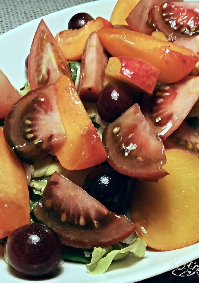 Una foto de Ensalada de tomates y frutas de temporada