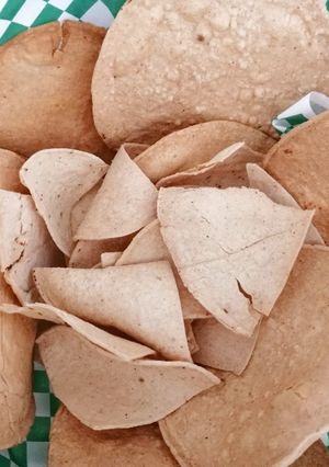 Una foto de Totopos y tostadas de tortilla de maíz