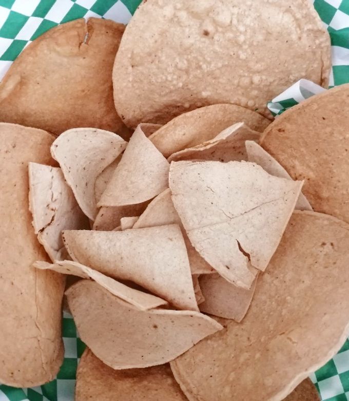 Una foto de Totopos y tostadas de tortilla de maíz