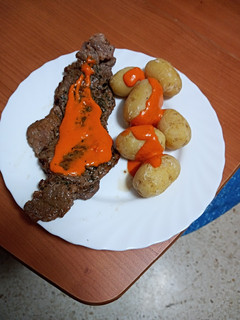 Una foto de Entrecot a la plancha con papas arrugás y mojo de pimiento