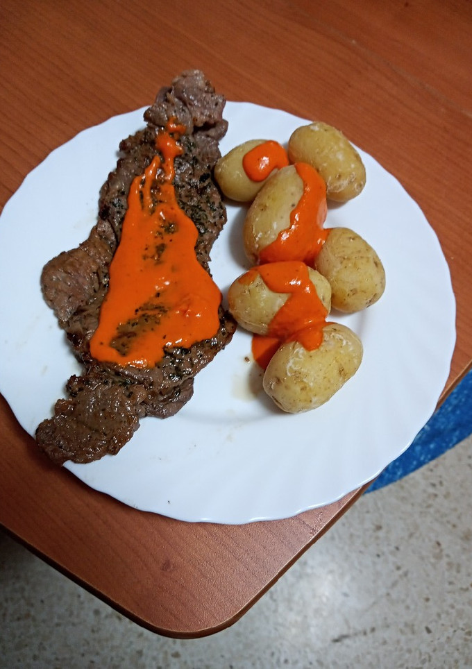 Una foto de Entrecot a la plancha con papas arrugás y mojo de pimiento