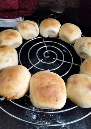A picture of Stuffed pizza bun.