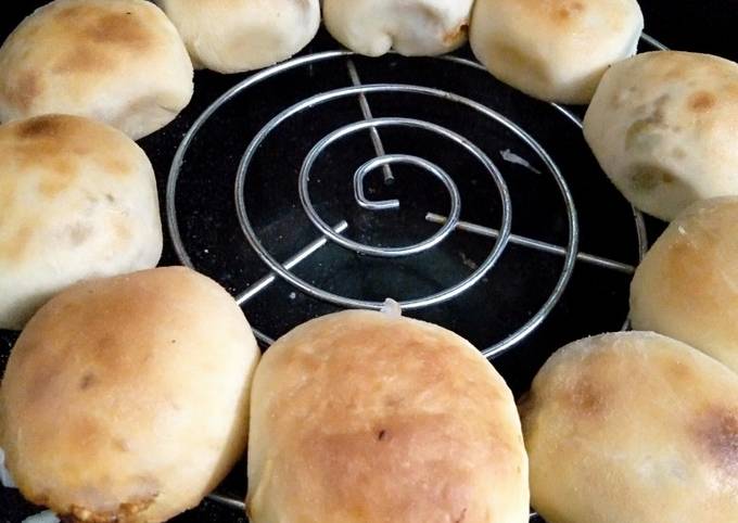 Stuffed pizza bun