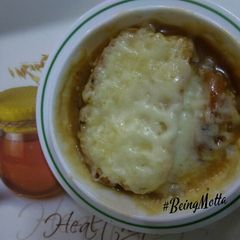 A picture of Vegetarian french onion soup.