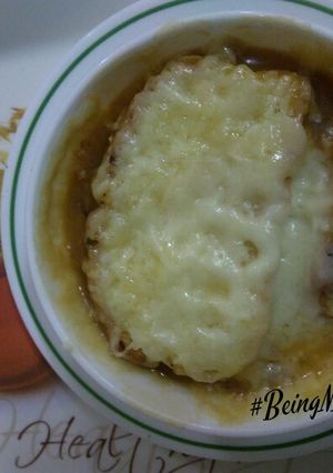 A picture of Vegetarian french onion soup.