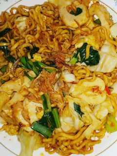 Foto resep Mie Goreng Jawa (modifikasi+bakso ikan chikuwa)