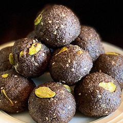 A picture of Nachni (ragi) ladoo.