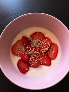 Una foto de Bol de fresas y yogur con sésamo🍓