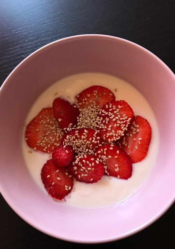 Una foto de Bol de fresas y yogur con sésamo🍓
