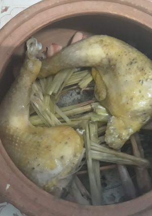 Hình của món Gà hấp nồi đất.
