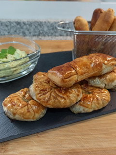 Una foto de Empanadillas de carne y verdura 🥟+ salsa de queso y guacamole🥑