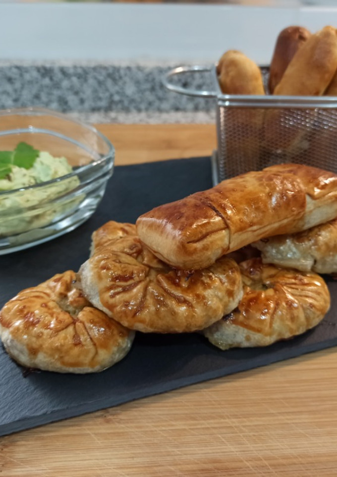 Una foto de Empanadillas de carne y verdura 🥟+ salsa de queso y guacamole🥑