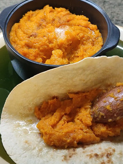Una foto de Piadinas con puré de camote (batatas)